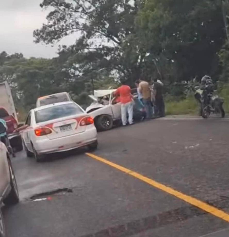 De acuerdo al informe policial, los dos vehículos, tipo pick-ups, impactaron frontalmente en la carretera CA-13, a la altura de la aldea Buena Vista en la carretera que de Tela conduce a El Progreso.