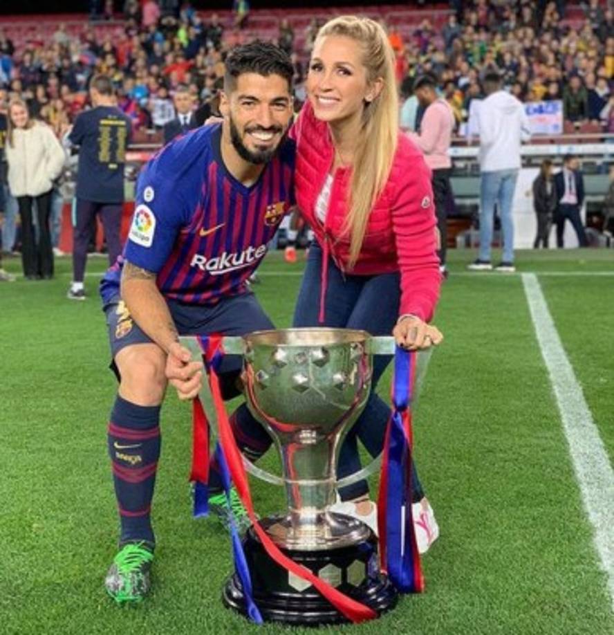 Luis Suárez junto a su esposa Sofia.