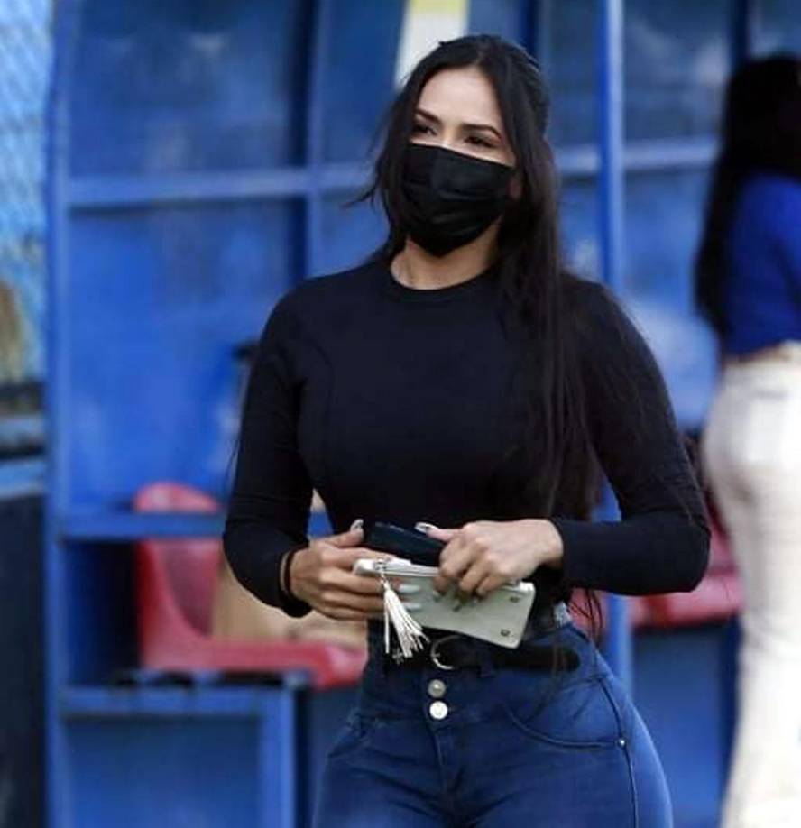 La espectacular modelo robó muchos suspiros en el estadio Morazán.