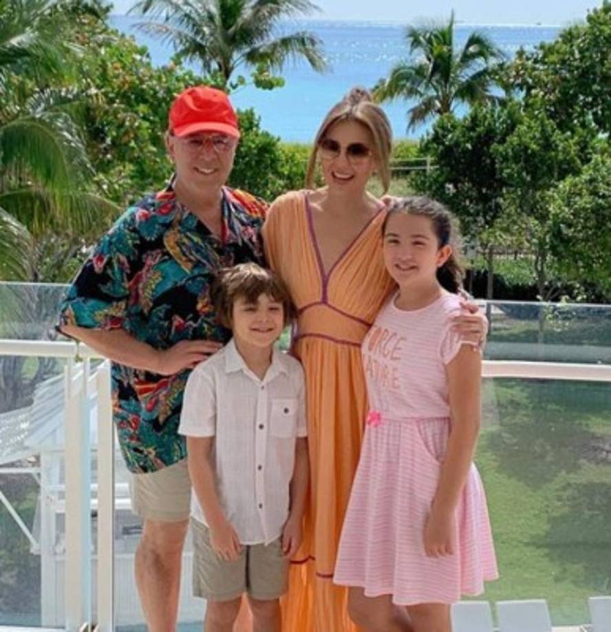 Fans de la cantante aseguran que el pequeño Matthew es muy parecido a su madre, y Sabrina salió a su padre.