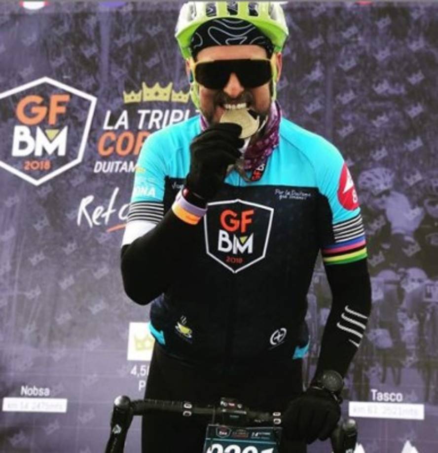 Parra se ha convertido en un competitivo deportista y ha participado en importantes eventos deportivos como el Triatlón de Cartagena de Indias.