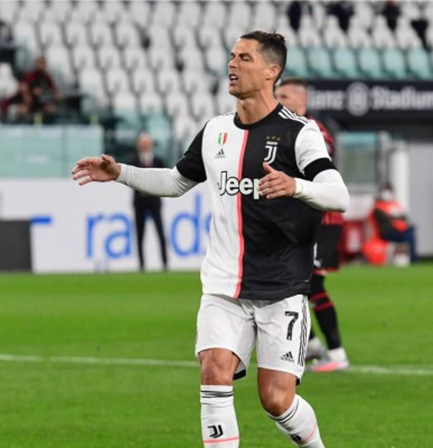 Cristiano Ronaldo se lamenta tras fallar el penal contra el Milan.