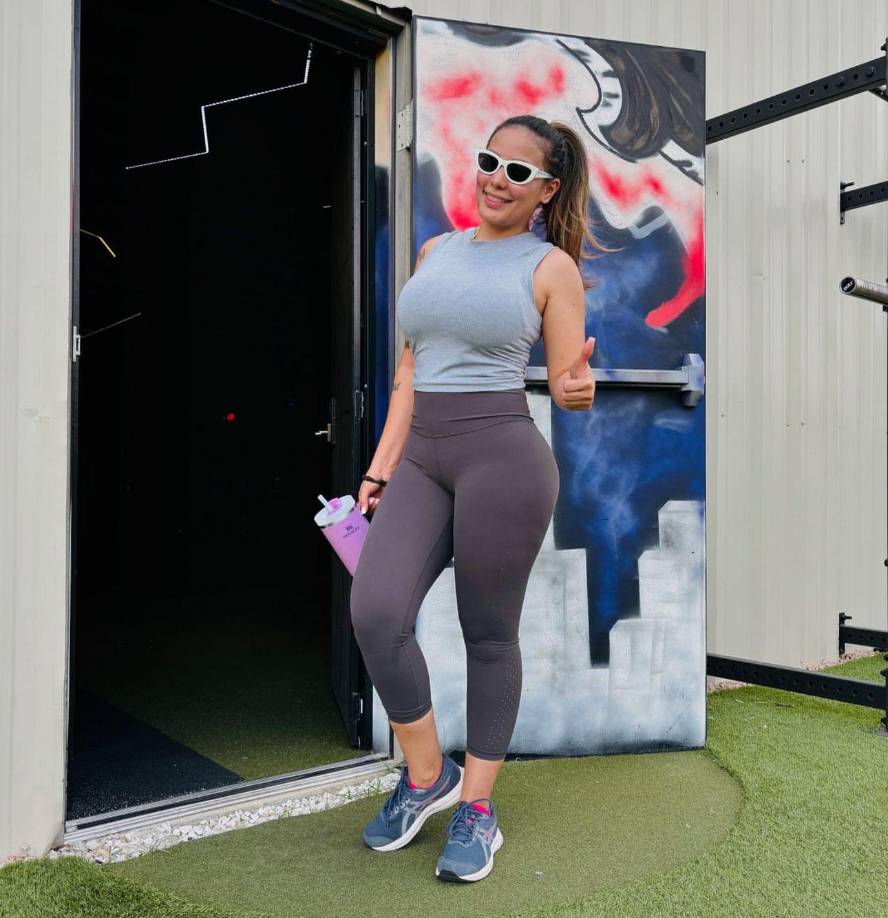 En un corto video, Elsa Oseguera compartió su arribo a Honduras, fotografiándose con sus fans.