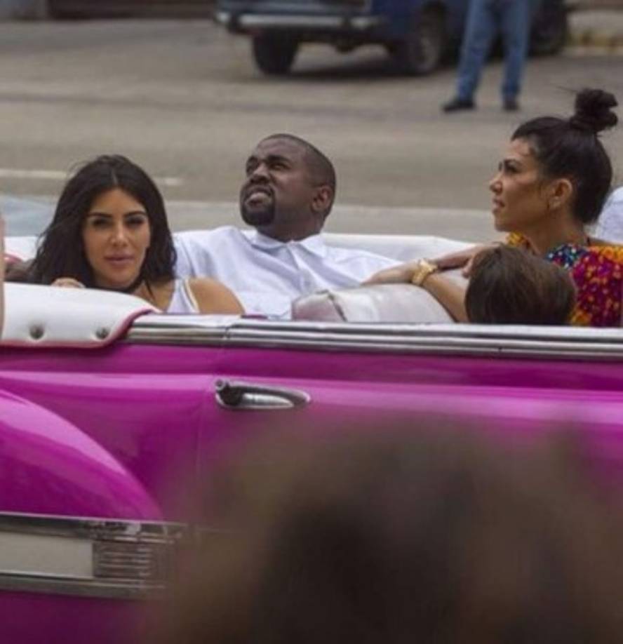 Kim y kourtney kardashian con Kanye en un paseo por La Habana.