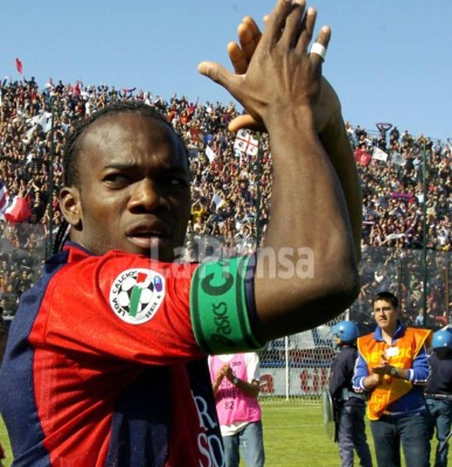 David Suazo jugó por 8 años en el Cagliari, fue pieza fundamental en el equipo debido a sus grandes actuaciones. El defensor que siempre le complicó en aquel entonces fue Liliam Thuram.