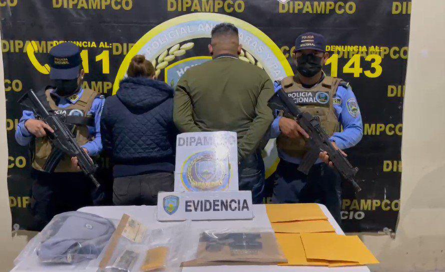 Evidencias al momento de la captura de los dos supuestos extorsionadores.