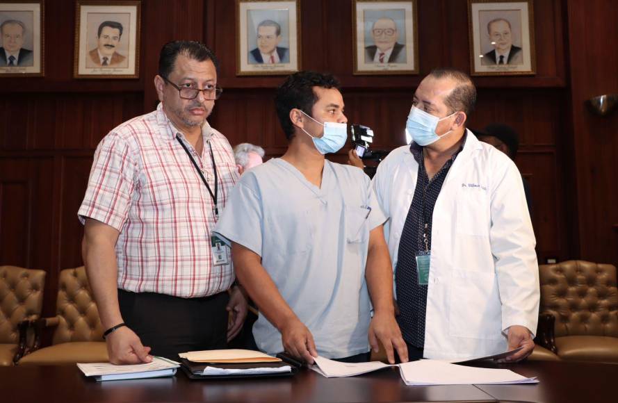 “A partir de hoy firmamos su contrato de trabajo como doctor del macro distrito de Las Palmas”, manifestó Contreras. 