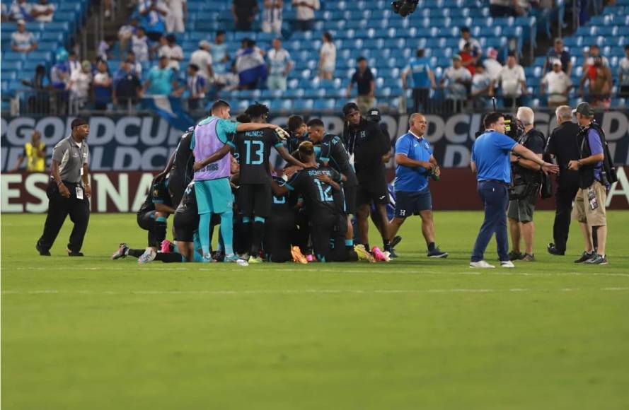 Mientras Diego Vázquez se iba al camerino, los jugadores de la Selección de Honduras se reunieron en el campo y realizaron una oración.