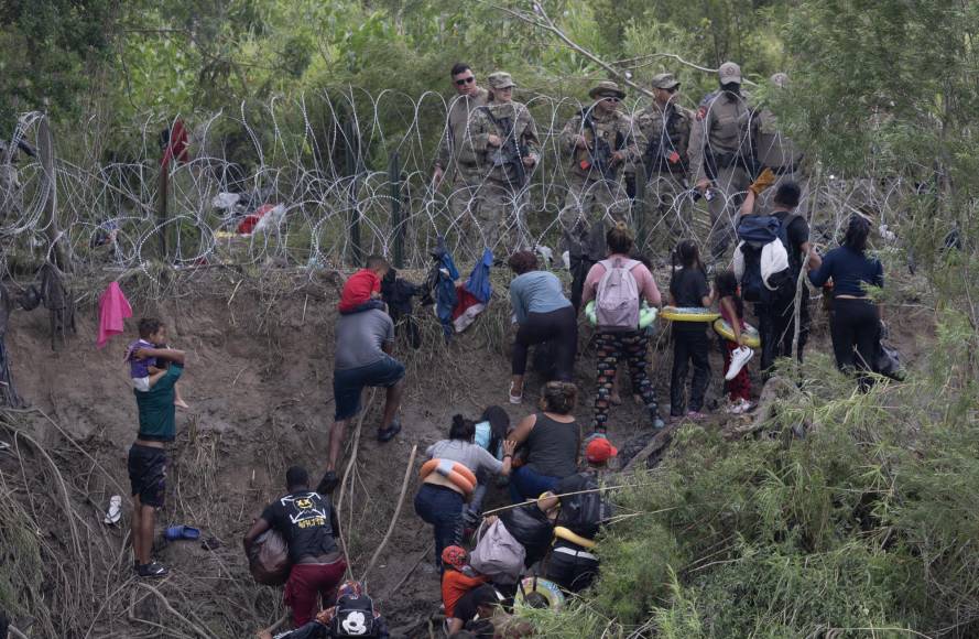 Cientos de soldados custodian la frontera en Texas bloqueando ingreso de migrantes