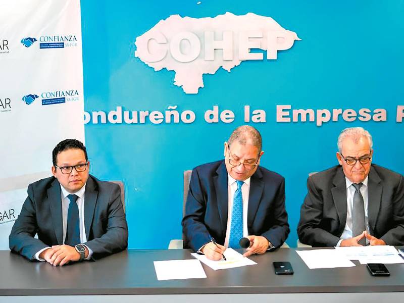 <b><span class=mln_uppercase_mln>Conferencia.</span></b> Francisco Fortín, Armando Urtecho y Mario Andino en conferencia de prensa.