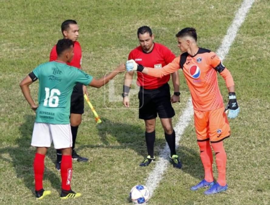 ¡Saludo de capitanes! Allan Banegas y Jonathan Rougier chocan los puños antes del inicio del partido.