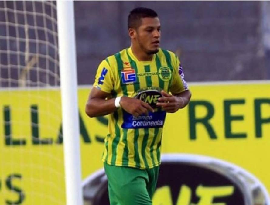 Gómez jugó en la Primera División de la Liga Nacional del fútbol hondureño con la camiseta del Parrillas One en la temporada 2014-2015.