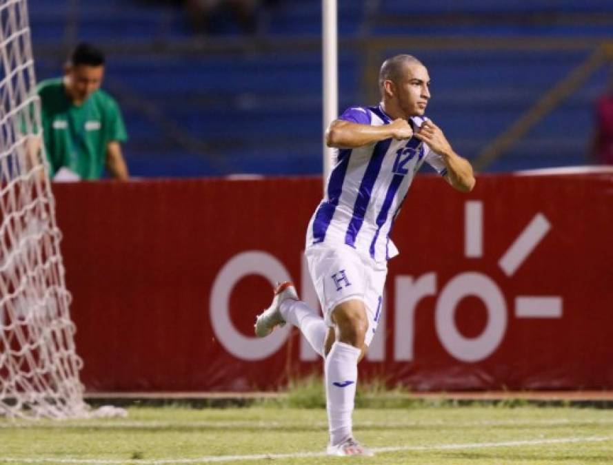 Jonathan Rubio corre a celebrar su gol para el triunfo de Honduras.
