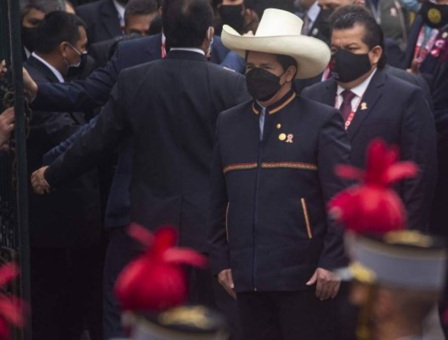 Castillo asumió en medio de la esperanza de millares de compatriotas, pero también temores del sector privado y de buena parte de peruanos que temen un brusco giro hacia el socialismo luego de tres décadas de políticas liberales.