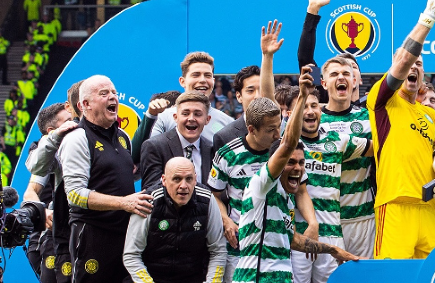 El eufórico festejo de Luis Palma tras consagrarse campeón en la Copa de Escocia con el Celtic. 