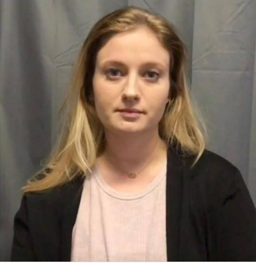 Emma “Delaney” Hancock, de 26 años, quien es hija de un alcalde de Oklahoma fue acusada de iniciar la relación pervertida en octubre de 2022.