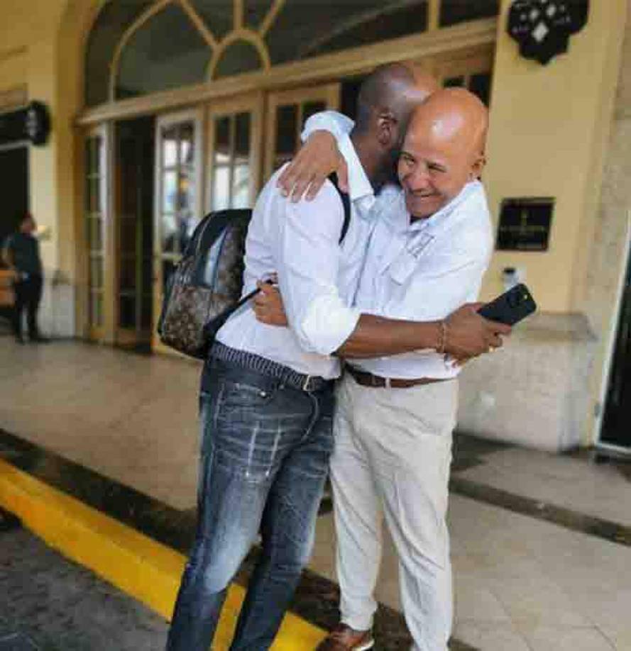 David Suazo se trasladó a Tegucigalpa en donde tuvo un reencuentro muy emotivo con Edwin Banegas, jefe de prensa de la Fenafuth.