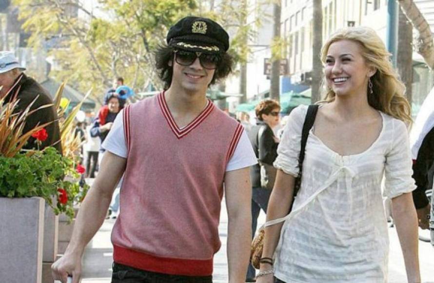 La actriz Chelsea Staub compartió set de rodaje con Joe Jonas en el show de Disney Channel 'Jonas' de y ahí surgió el amor, pero los compromisos laborales de cada uno les alejaron. Ella fue la primera novia famosa del artista.<br/>
