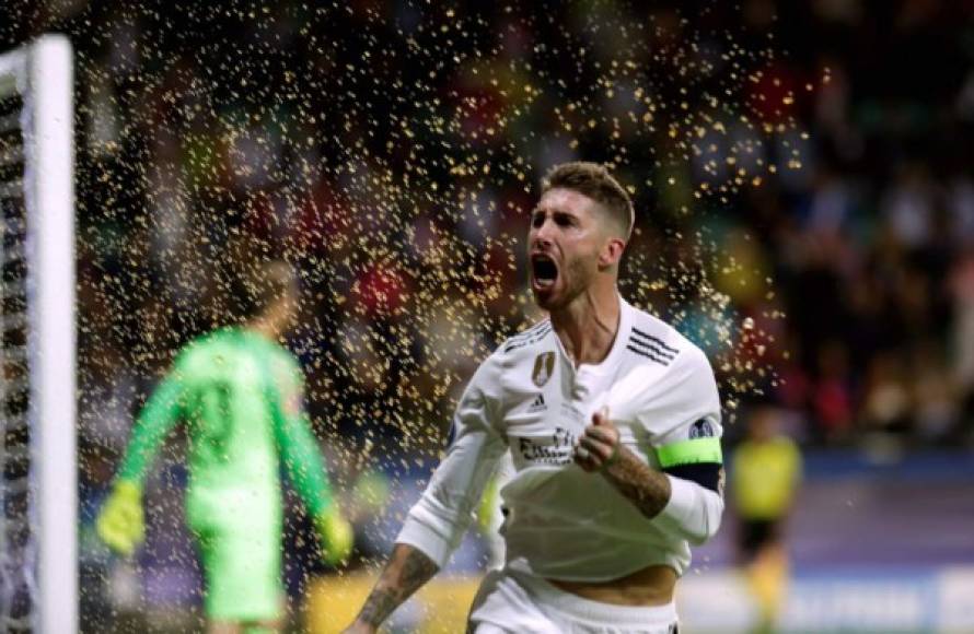 Sergio Ramos celebrando su gol de penal. Aficionados colchoneros le tiraron un liquido, como se observa en la imagen.
