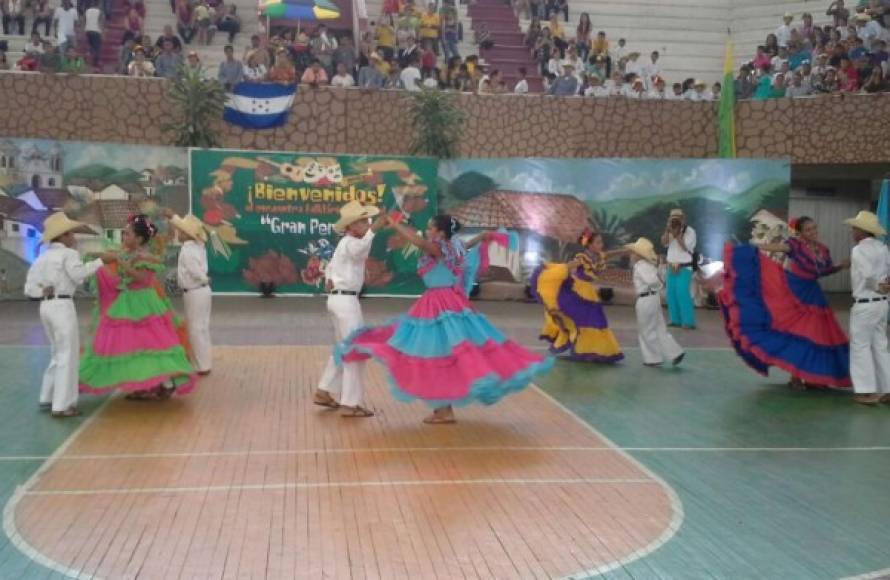 Presentación de danza folklórica de la escuela Ramón Villeda Morales de Tegucigalpa.