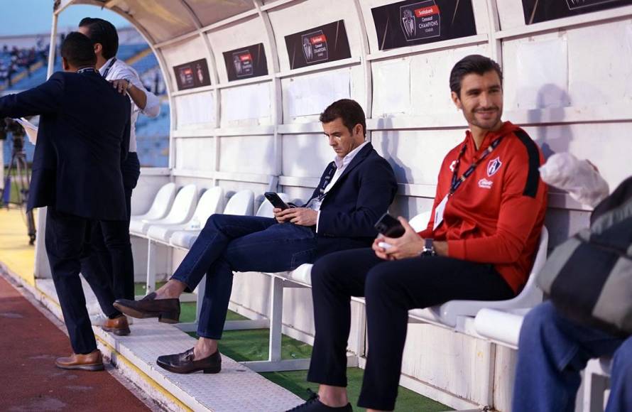 El presidente del Atlas, Pepe Riestra, estuvo sentado en el banquillo horas antes del partido contra el Olimpia.