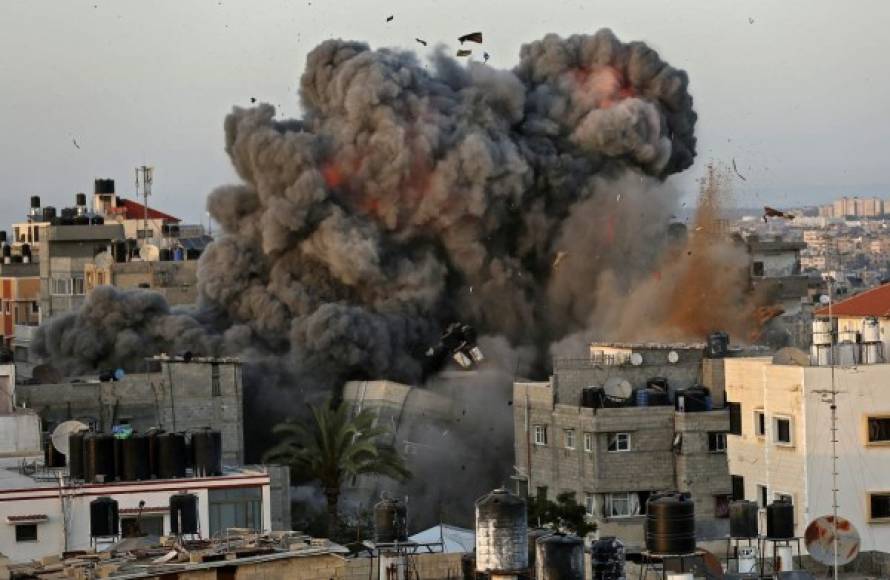 Varios edificios en Gaza han sido alcanzados por cohetes israelíes, algunos de ellos, sedes de agencias de noticias internacionales como Associated Press (AP). Foto: AFP