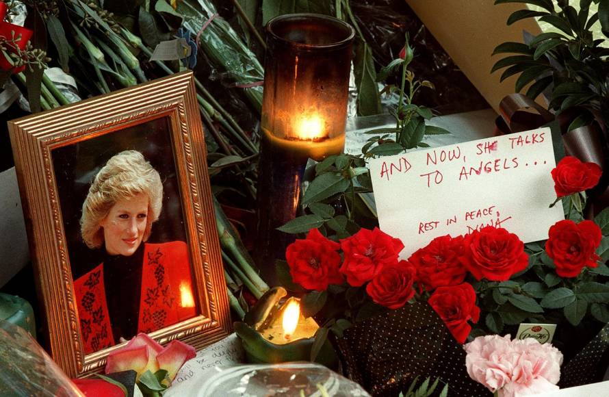 En la abadía de Westminster, la ceremonia contó con 2,000 invitados, incluidos el primer ministro británico Tony Blair, la primera dama estadounidense Hillary Clinton, el tenor Luciano Pavarotti, la ex primera ministra Margaret Thatcher o el actor Tom Cruise.