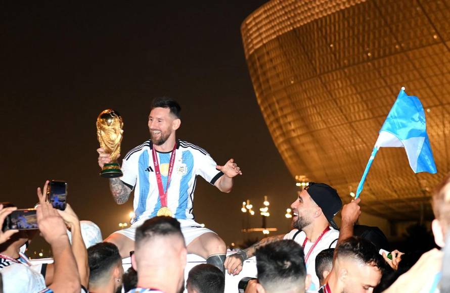 La felicidad de Lionel Messi con el trofeo de la Copa del Mundo en el autobús de la caravana.