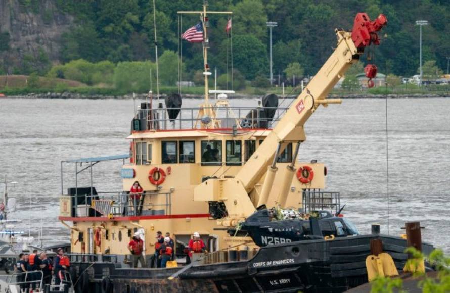Cae helicóptero en río Hudson de Nueva York y piloto se salva de milagro