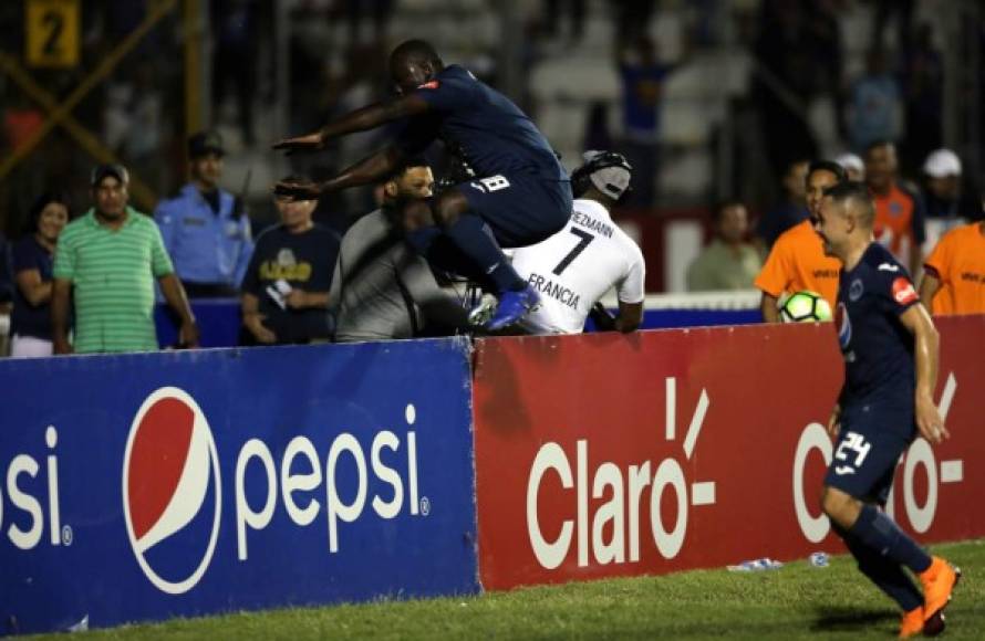 Wilmer Crisanto marcó el tercer gol del Motagua y así se fue a celebrarlo.