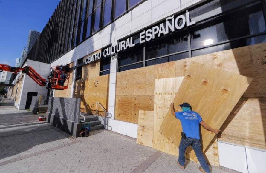 El Centro Cultural Español protegió sus puertas y ventanas para evitar daños por los fuertes vientos del potente ciclón.