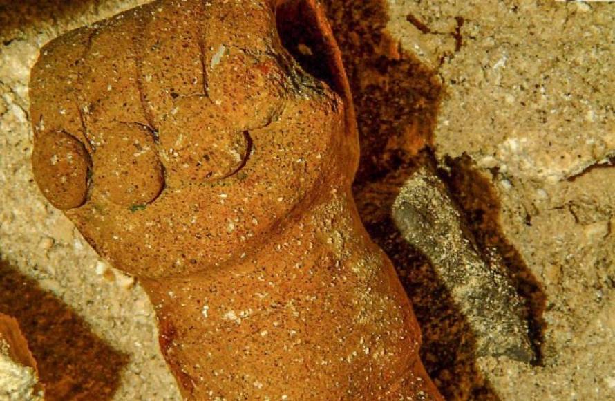 En cuanto a los vestigios mayas, apuntó que han sido descubiertos muros, pasajes y altares que podrían datar de épocas anteriores a la ocupación de la zona por parte de esta cultura. También destaca un contexto funerario de origen maya, como lo atestigua la presencia de restos humanos y una ofrenda cerámica asociada.