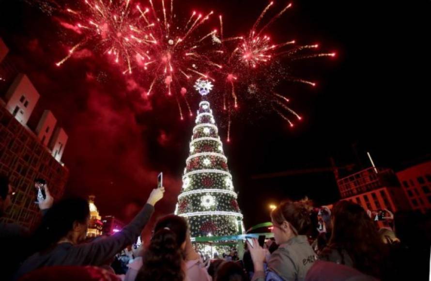 El Líbano encendió su icónico árbol navideño con un show de fuegos pirotécnicos.