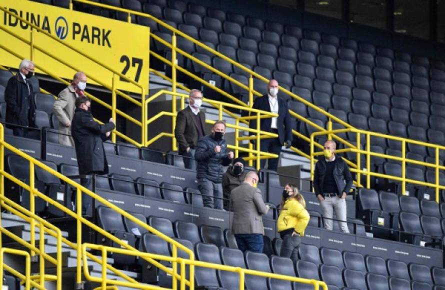 "El Borussia Dortmund, segundo clasificado, goleó 4-0 al Schalke 04 (8º) en el 'derbi del Ruhr', este sábado en el inicio de la 26ª jornada, que supone el regreso de la Bundesliga después de diez semanas de parón por la pandemia del nuevo coronavirus."