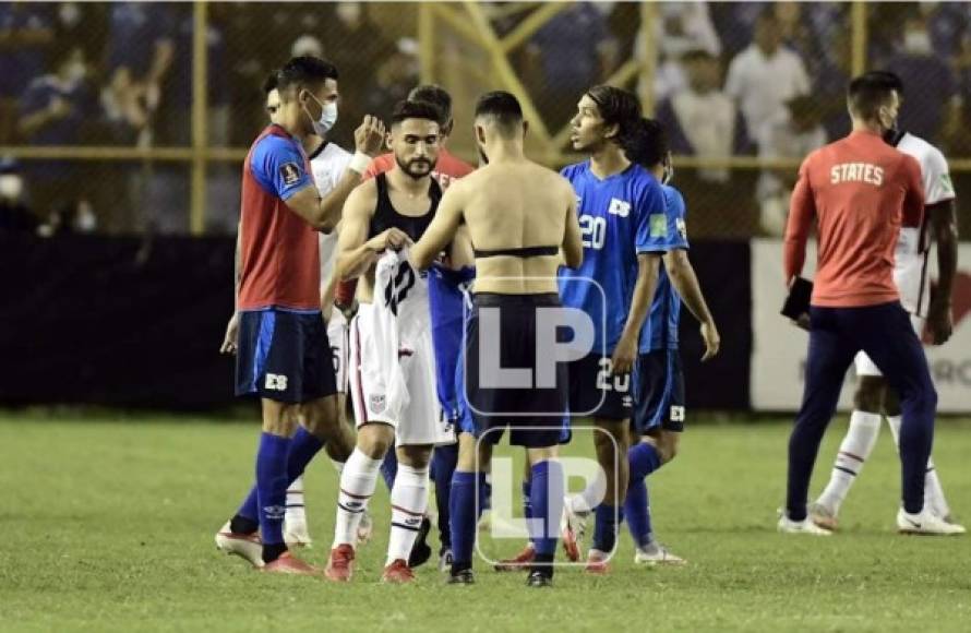 Los jugadores de El Salvador y Estados Unidos se saludaron al final del partido e intercambiaron camisetas.