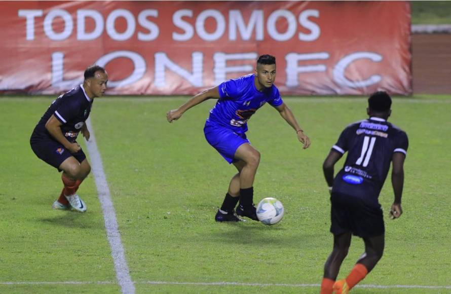 Gerson Rodas volvió al fútbol profesional tras más de dos años retirado y jugó de titular con el Lone FC.
