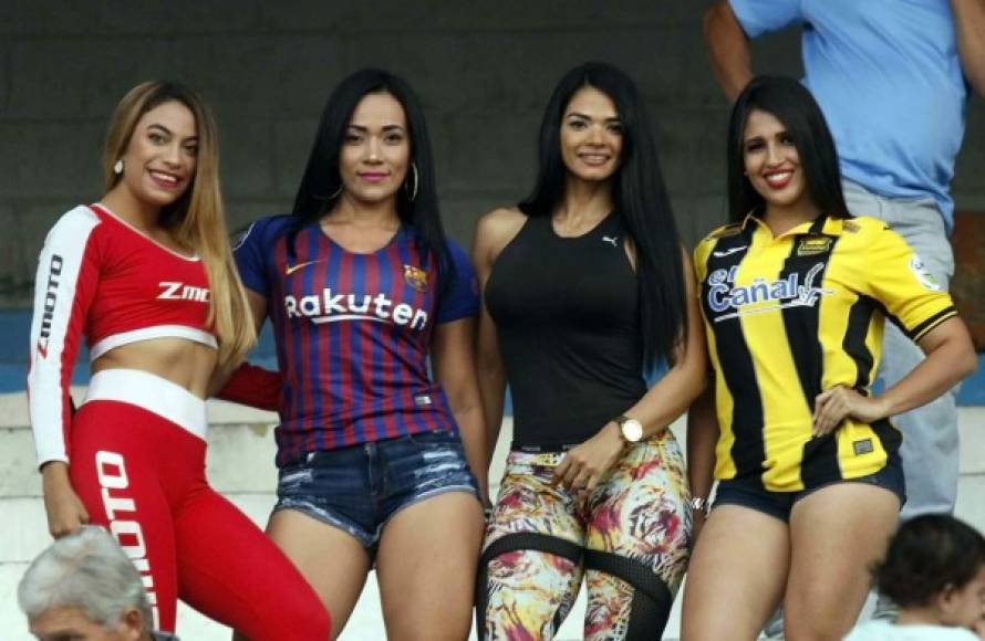 Ellas fueron la sensación en las gradas del estadio Morazán.