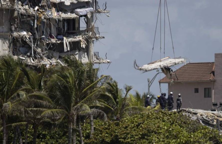 SURFSIDE, FLORIDA - JUNE 27: Search and Rescue teams look for possible survivors in the partially collapsed 12-story Champlain Towers South condo building on June 27, 2021 in Surfside, Florida. Over one hundred people are being reported as missing as the search-and-rescue effort continues. Joe Raedle/Getty Images/AFP<br/><br/>== FOR NEWSPAPERS, INTERNET, TELCOS & TELEVISION USE ONLY ==<br/><br/>