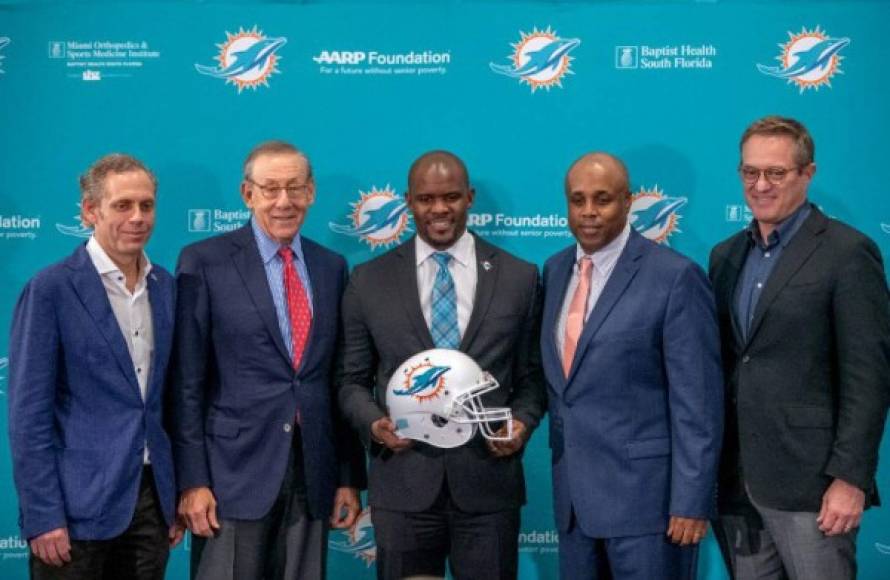 Miami Dolphins ha pasado por 10 entrenadores en las últimas 23 temporadas, incluidos tres como entrenadores interinos (James Bates por siete juegos en 2004, Todd Bowles por tres juegos en 2011 y Dan Campbell por 12 juegos en 2015). Ahora la oportunidad es para el hondureño Brian Flores.