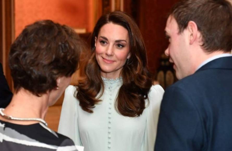 Mientras tanto, la duquesa de Cambridge, de 37 años, apareció elegante con un vestido color menta.<br/>