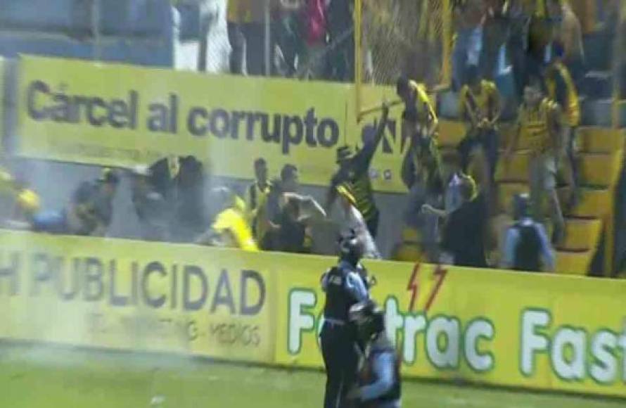 La barra del Real España fue ubicada en Sol Sur y al final del juego comenzó el relajo en el estadio Morazán. La Policía Nacional tuvo que intervenir .