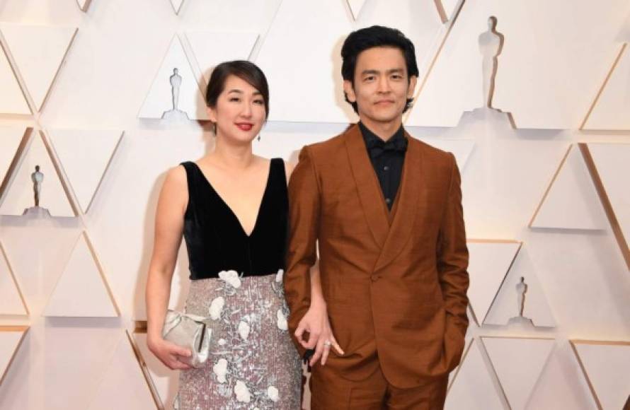 El actor John Cho (Harold & Kumar) y su esposa Kerri Higuchi en la alfombra roja de los Premios Óscar 2020.