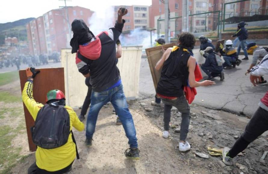 La crisis aumenta y el presidente respalda a las fuerzas de seguridad. En Bogotá son atacadas 16 estaciones de la policía.