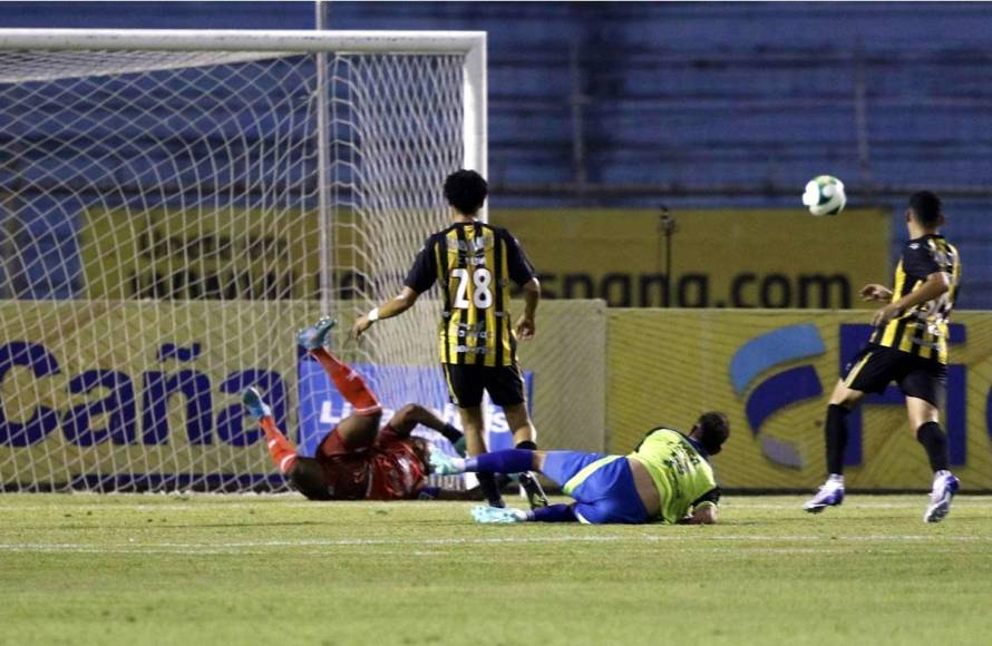 Luis ‘Buba‘ López tapó la chilena de Erick Andino y salvó al Real España.