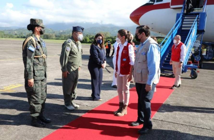 La reina Letizia llegó al aeropuerto de la ciudad de La Ceiba acompañada por la delegación española, de la que también forma parte la secretaria de Estado de Cooperación Internacional, Ángeles Moreno.
