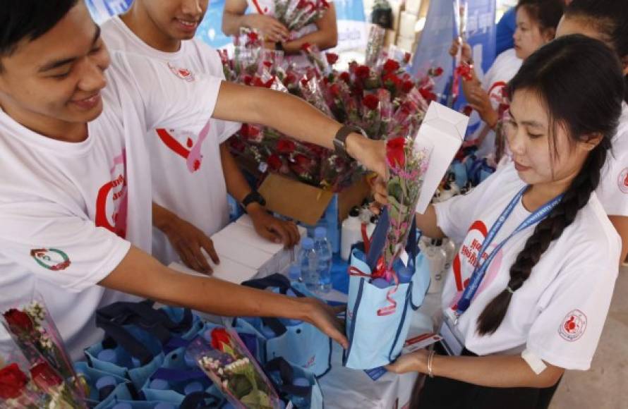 En Camboya celebraron el evento 'Da Sangre, Da Amor', donde cientos de personas donaron voluntariamente su sangre al National Blood Transfusion Center.