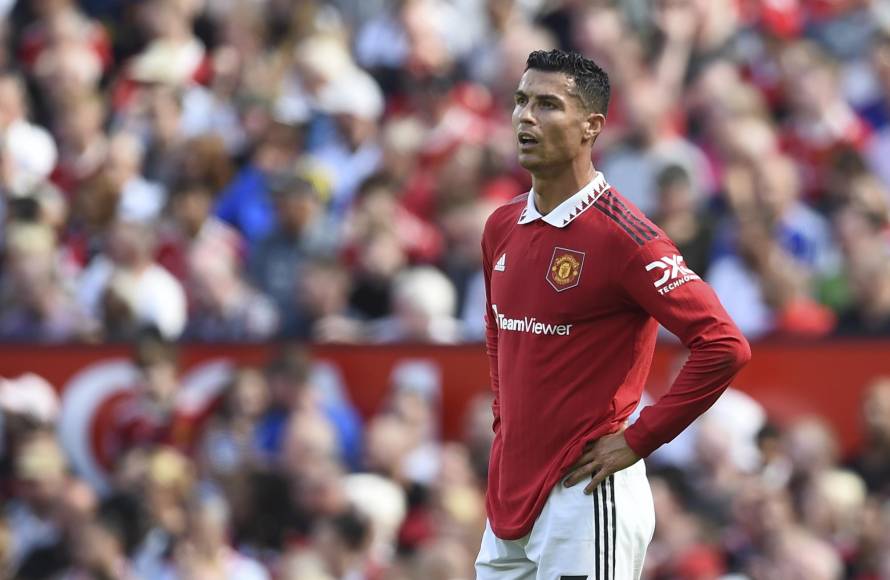 Cristiano Ronaldo rompió su silencio después de semanas envuelto en rumores acerca de si su futuro está lejos del Manchester United: ”Sabrán la verdad cuando me entrevisten dentro de unas semanas. Los medios de comunicación solo cuentan mentiras. Tengo una libreta de notas y en los últimos meses de 100 noticias que he apuntado solo han acertado cinco. Imaginen cómo son las cosas. Quédense con este consejo”, escribió el portugués en un comentario a una publicación de una cuenta de fans en Instagram.