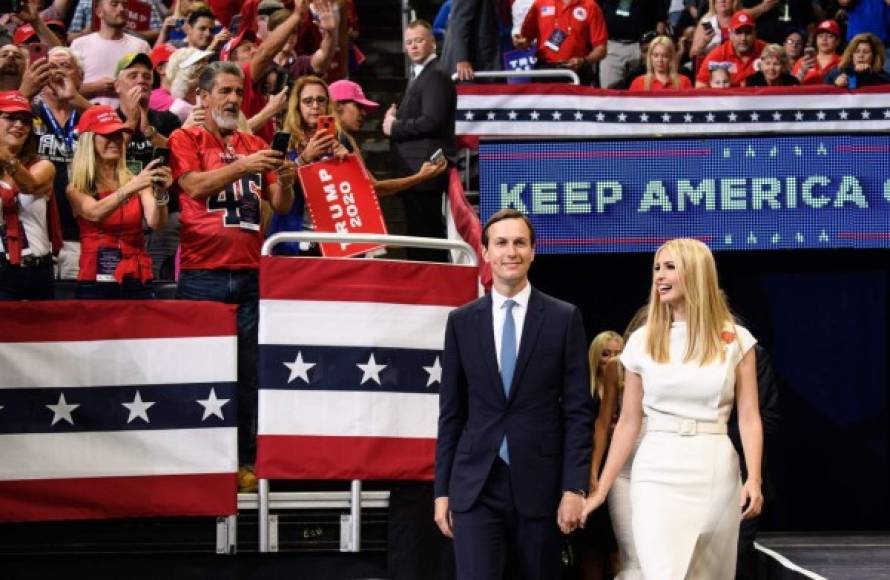 El magnate también estuvo arropado por sus cinco hijos en el lanzamiento de su campaña. Los también asesores presidenciales, Ivanka Trump y su esposo, Jared Kushner, fueron aplaudidos por la multitud en la arena de Amway en Orlando.