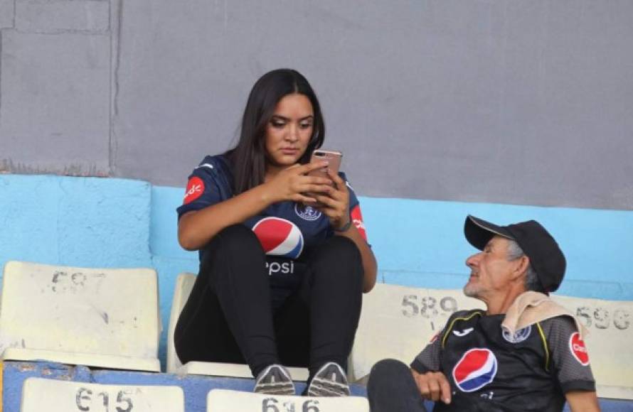 Ella estaba pendiente del celular a minutos antes del pitazo inicial.