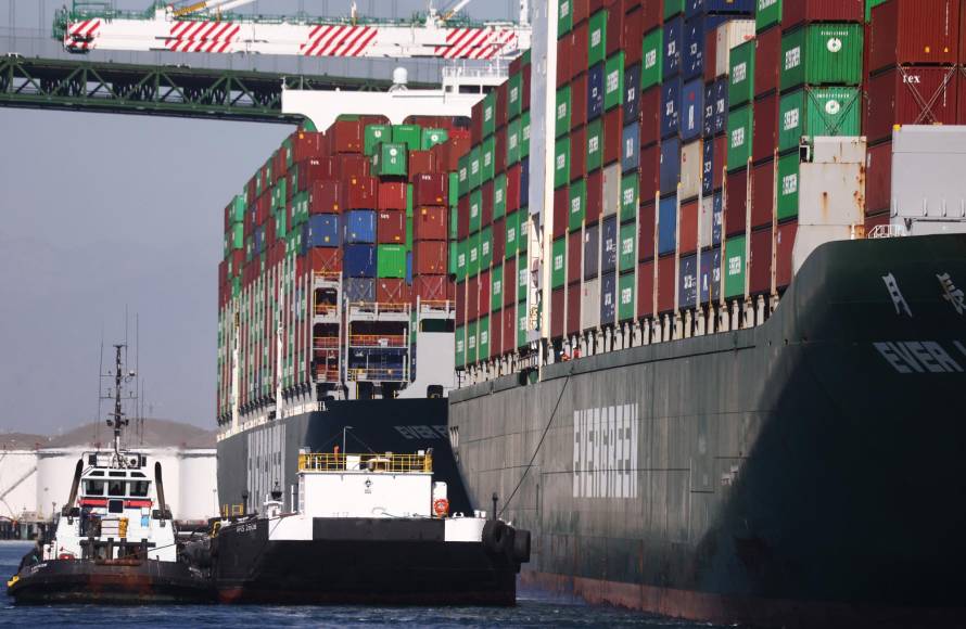 Debido a los cuellos de botella los importadores estadounidenses, iniciaron temprano sus preparativos para la temporada de compras de Navidad. Cuando la gente se preparaba para el verano boreal, cargaban artículos navideños y juguetes.